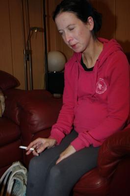 Une Allemande enceinte sans seins se déshabille pour un pervers. 