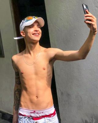 chupa rola gostoso, curte porra na cara, para comentarios
