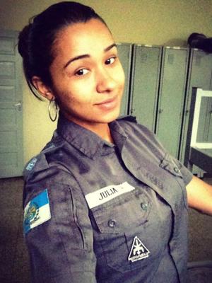 ブラジル人少女ジュリア L.: セクシーな女性警察官
