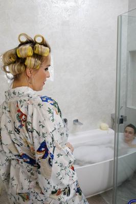 La blonde mature et sexy Julia Pink lave et baise son jeune amant.