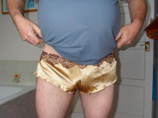Ich komme in meinen goldenen French-Satin-Slips
