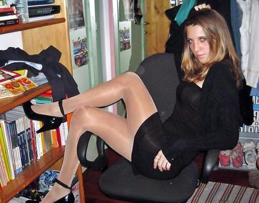 Jambes croisées [non nue]