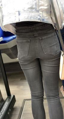 Jean taille haute classique britannique sur une adolescente au cul ferme