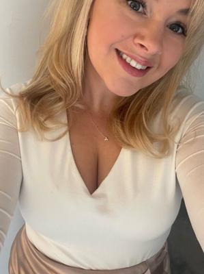 ベッカ カムのための顔を持つセクシーなイギリス人熟女ふしだらな女