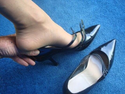 I need someone to smell and suck my pantyhosed toes