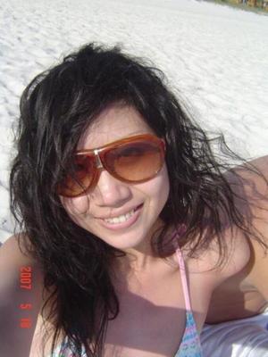 Jolie fille japonaise à la plage