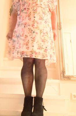 Jonna en robe d'été et courte