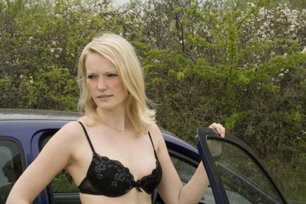 Sexy Frau em Dessous auf dem Auto
