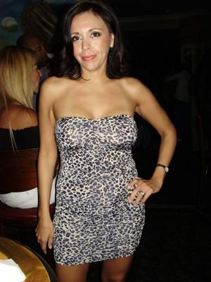 Durchbohrte Latina-Milf in ihrem sexy Kleid und ouvertem Höschen