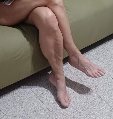 maman montre les jambes