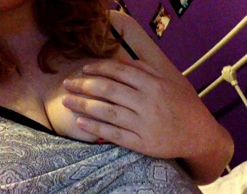 Une fille potelée du Royaume-Uni a des seins impressionnants