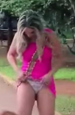 ピンクのセクシーな女の子がセクシーなフレンチ カットの白いパンティーを披露