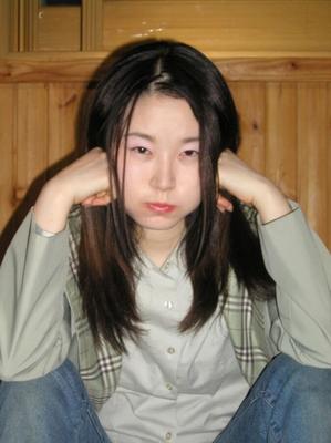 jovem dona de casa coreana ao ar livre (corpos quentes)