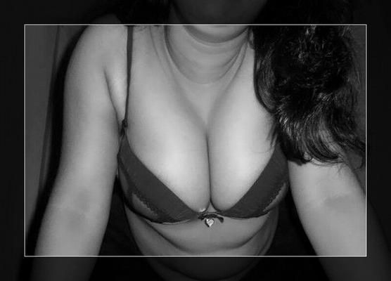 デジ妻が大きなおっぱいの写真を見せている