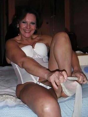 Agnes - Femme mature amateur française en lingerie blanche