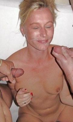 Femme blonde dans un gangbang Bukkake