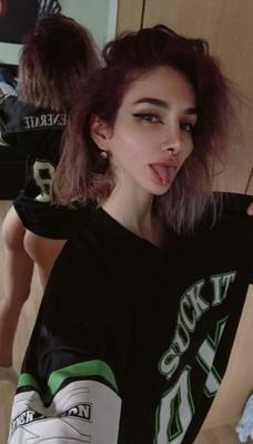 Fille abdominale mignonne et forte