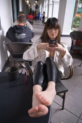Candide - Chinois - Pantalon en cuir - Une femme fumant un