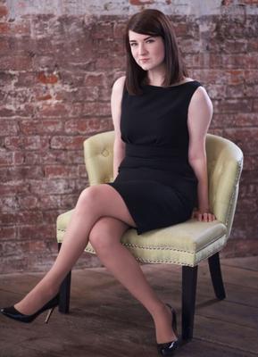 Sarah, agent immobilier américain, en collants