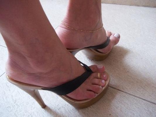 R - Tongs à talons hauts