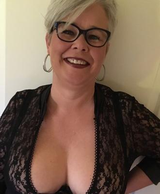 Deutsche Fetisch-Milf mit großen Titten