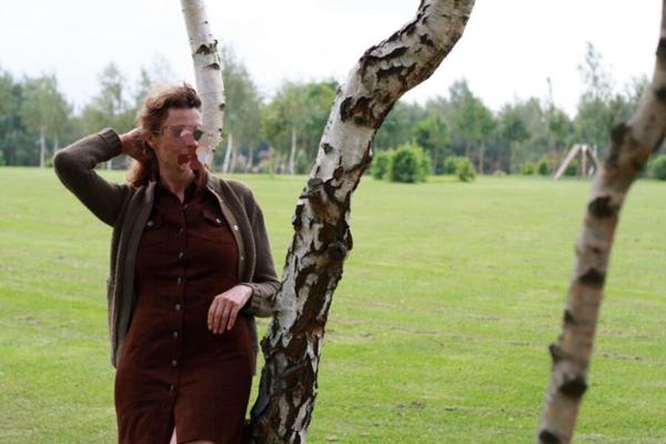 Ma femme - Balade en robe marron