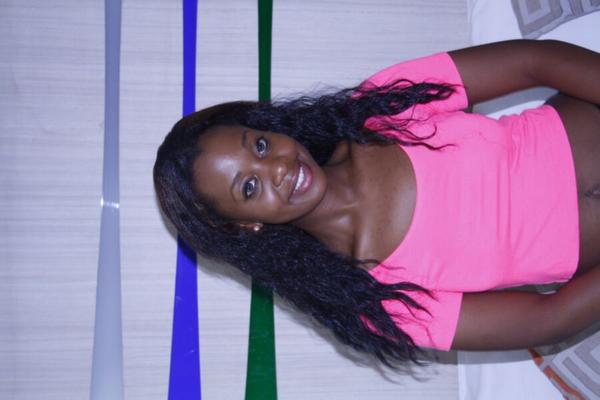 Lisa - Étudiante africaine à Bangkok en train de sucer une bite