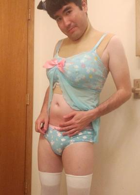 Anziehen in Mädchen-Dessous