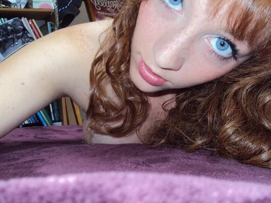 Une jolie rousse aux yeux bleus