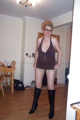Une vraie femme britannique veut une jeune bite