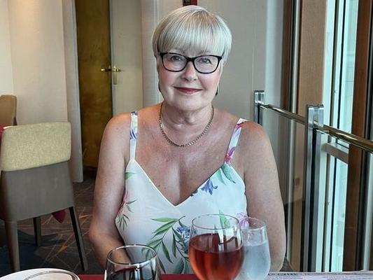 アンジー カムのための顔を持つセクシーな英国人 GILF ふしだらな女