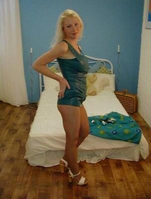 Rubia sofisticada en pantimedias