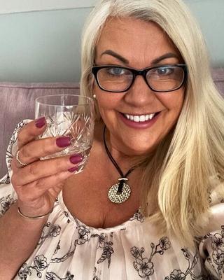 Vicky Sexy UK GILF Slut with a face for Cumm