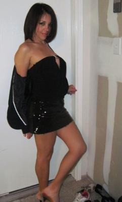 MILF brune percée montre de gros seins