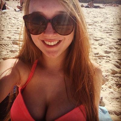 Très joli visage et cul de salope rousse-s'il vous plaît, faux et commentaires-