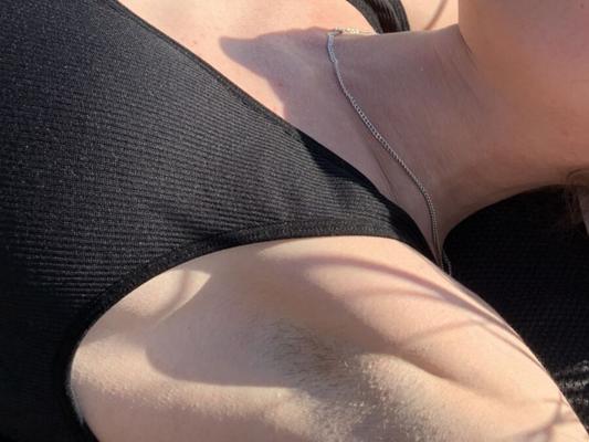 Nacktes Sonnenbaden mit einer Frau mit haarigen, verschwitzten Achseln