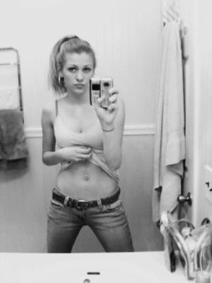 Blonde dans la salle de bain