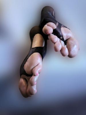 Schmutzige Kommentare willkommen – Freundin mit großen, öligen Sohlen in zerrissenem Nylon