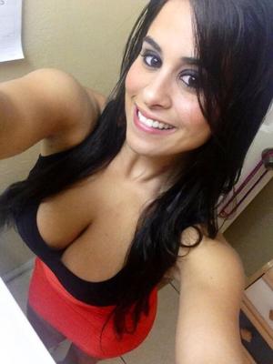 Morena tonta con semen trapo con tetas gigantes!