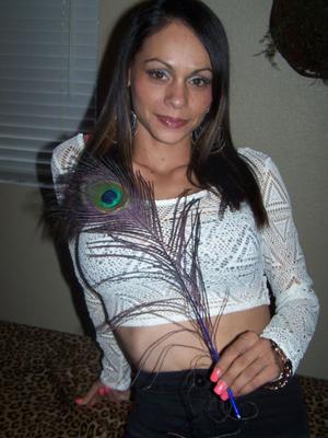 Maya, une prostituée latina mature avec des seins en plastique.