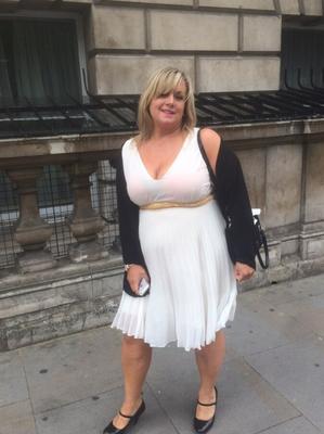 Grosse femme avec un beau ventre et de gros seins