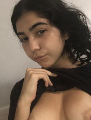 Jolie fille arabe montre tout