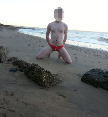 Moi nue et me masturbe sur une plage publique britannique