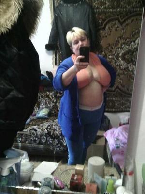 ウクライナの老婦人が巨乳で自撮り