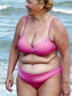 Schieße dein Sperma auf diese Bäuche im Bikini