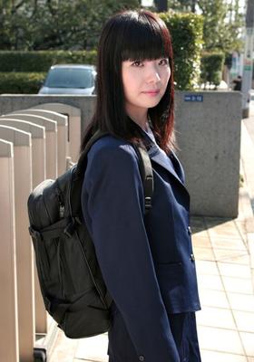 Mayura Serizawa, une écolière maigre