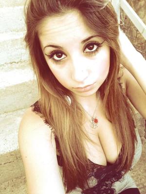 Décolleté de petite amie aux gros seins
