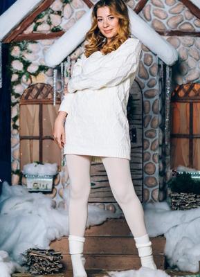 パンストを履いたきちんとしたロシア人妻