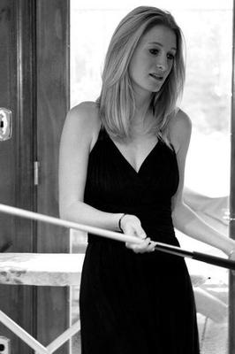 Jolie blonde posant