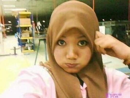fille hijab montrant ses seins